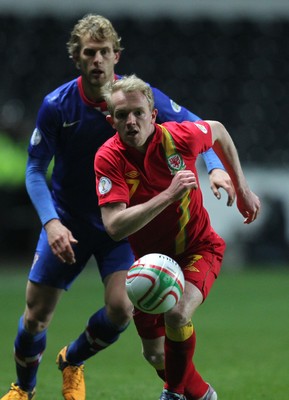 260313 - Wales v Croatia, World Cup Qualifier, Swansea - Wales' Jonathan Williams gets away from Croatia's Ivan Strinic