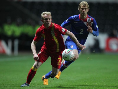 260313 - Wales v Croatia, World Cup Qualifier, Swansea - Wales' Jonathan Williams gets away from Croatia's Ivan Strinic
