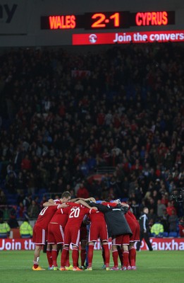 131014 - Wales v Cyprus, UEFA European Championship Qualifier - Wales players celebrate the win which put them top of the table