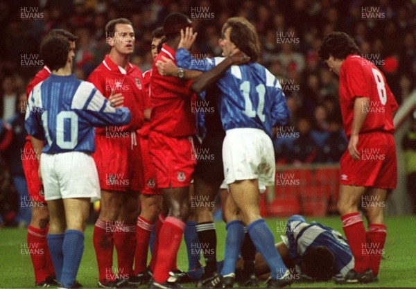 131093 - Wales v Cyprus - FIFA World Cup Qualifier - The teams meet on the pitch