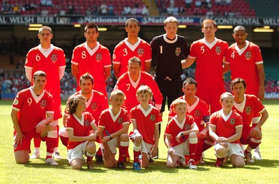 02.06.07 - Wales v Czech Republic - UEFA Euro 2008 Qualifying, Group D - Wales line up for a team picture before the match 