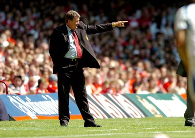 02.06.07 - Wales v Czech Republic - UEFA Euro 2008 Qualifying, Group D - Wales' Manager John Toshack makes a point 