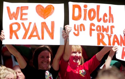 02.06.07. Wales v Czech Republic, Euro 2008 Qualifyer Welsh fans show their appreciation to Ryan Giggs at the start of the match 