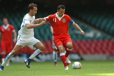 02.06.07 - Wales v Czech Republic - UEFA Euro 2008 Qualifying, Group D - Wales' Ryan Giggs holds off Tomas Sivok 