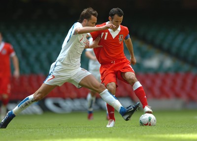 02.06.07 - Wales v Czech Republic - UEFA Euro 2008 Qualifying, Group D - Wales' Ryan Giggs holds off Tomas Sivok 