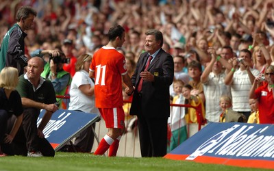 02.06.07 - Wales v Czech Republic - UEFA Euro 2008 Qualifying, Group D - Wales' Ryan Giggs shakes hands with manager John Toshack as he leaves the field after being replaced 