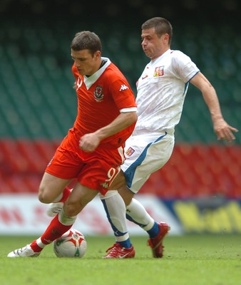 02.06.07 - Wales v Czech Republic - UEFA Euro 2008 Qualifying, Group D - Wales' Jason Koumas ties to get past Marek Kulic 