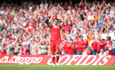 02.06.07. Wales v Czech Republic, Euro 2008 Qualifyer Wales' Ryan Giggs applauds the crowd as he leaves the field after being substituted close to the end of his final game for his country 