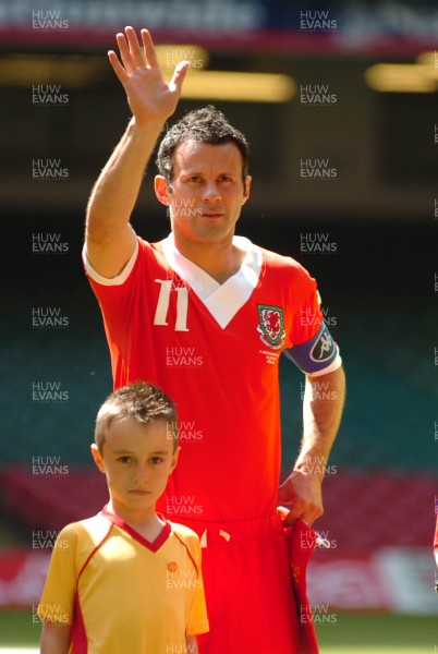 02.06.07 - Wales v Czech Republic - UEFA Euro 2008 Qualifying, Group D - Wales Captain Ryan Giggs waves to the crowd as he lines up for the anthems 
