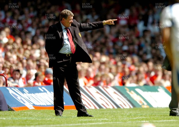 02.06.07 - Wales v Czech Republic - UEFA Euro 2008 Qualifying, Group D - Wales' Manager John Toshack makes a point 