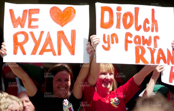 02.06.07. Wales v Czech Republic, Euro 2008 Qualifyer Welsh fans show their appreciation to Ryan Giggs at the start of the match 
