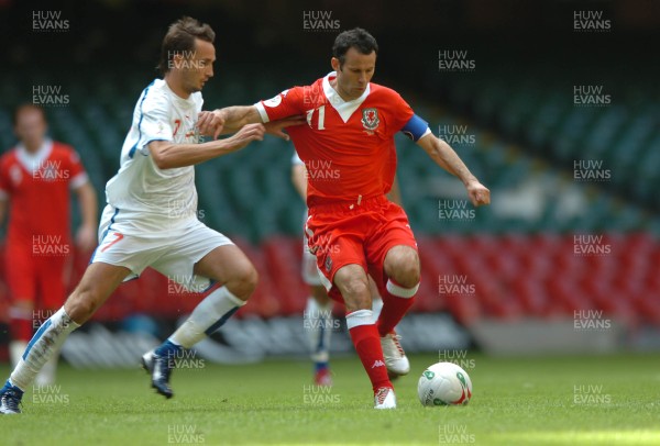 02.06.07 - Wales v Czech Republic - UEFA Euro 2008 Qualifying, Group D - Wales' Ryan Giggs holds off Tomas Sivok 