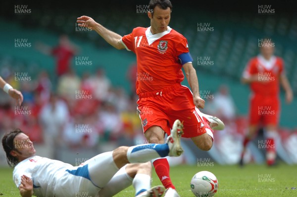 02.06.07 - Wales v Czech Republic - UEFA Euro 2008 Qualifying, Group D - Wales' Ryan Giggs tries a shot at goal 