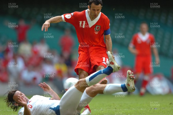 02.06.07 - Wales v Czech Republic - UEFA Euro 2008 Qualifying, Group D - Wales' Ryan Giggs tries a shot at goal 