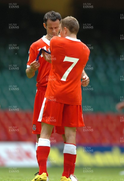 02.06.07 - Wales v Czech Republic - UEFA Euro 2008 Qualifying, Group D - Wales' Ryan Giggs passes on his captains armband to Craig Bellamy(no. 7) 