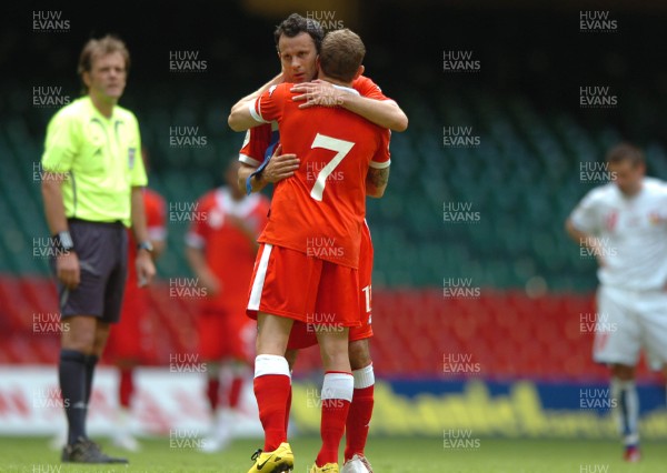 02.06.07 - Wales v Czech Republic - UEFA Euro 2008 Qualifying, Group D - Wales' Ryan Giggs passes on his captains armband to Craig Bellamy(no. 7) 