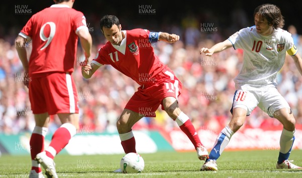 02.06.07. Wales v Czech Republic, Euro 2008 Qualifyer Wales' Ryan Giggs holds of Czech Republics' Tomas Rosicky 