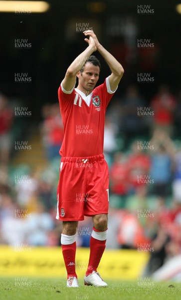 02.06.07. Wales v Czech Republic, Euro 2008 Qualifyer Wales' Ryan Giggs applauds the crowd as he leaves the field after being substituted close to the end of his final game for his country 