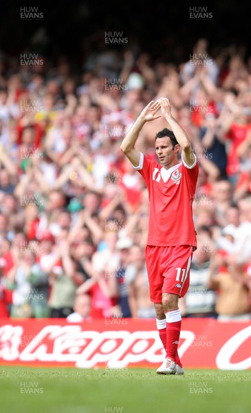 02.06.07. Wales v Czech Republic, Euro 2008 Qualifyer Wales' Ryan Giggs applauds the crowd as he leaves the field after being substituted close to the end of his final game for his country 