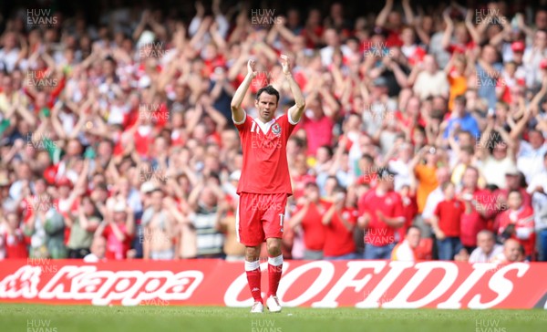 02.06.07. Wales v Czech Republic, Euro 2008 Qualifyer Wales' Ryan Giggs applauds the crowd as he leaves the field after being substituted close to the end of his final game for his country 