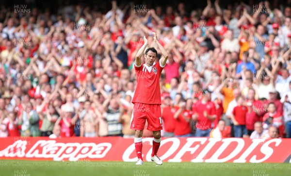 02.06.07. Wales v Czech Republic, Euro 2008 Qualifyer Wales' Ryan Giggs applauds the crowd as he leaves the field after being substituted close to the end of his final game for his country 
