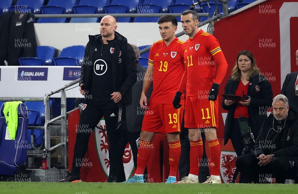 290322 - Wales v Czech Republic - International Friendly - Wales Head Coach Rob Page looks on with Mark Harris and Gareth Bale of Wales