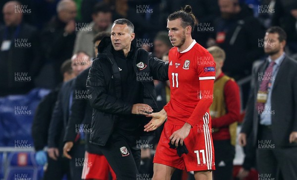 161118 - Wales v Denmark - UEFA Nations League B - Wales Manager Ryan Giggs and Gareth Bale of Wales at full time