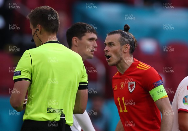 260621 - Wales v Denmark - European Championship - Round of 16 - A furious Gareth Bale of Wales glares at Referee Daniel Siebert