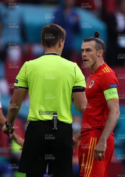 260621 - Wales v Denmark - European Championship - Round of 16 - A furious Gareth Bale of Wales glares at Referee Daniel Siebert