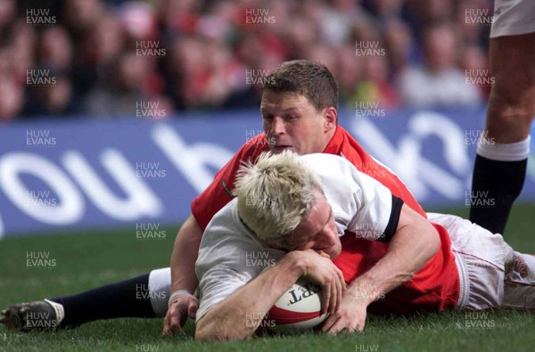 030201 - Wales v England - Six Nations - England's Will Greenwood beats Scott Gibbs to score try