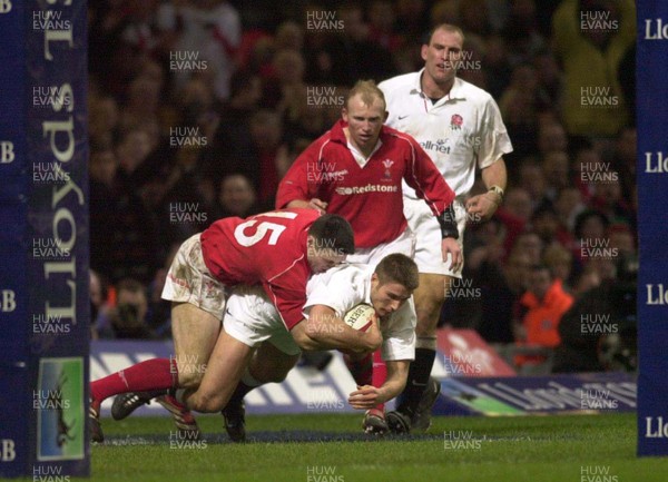 030201 - Wales v England - Six Nations - Ben Cohen scores try despite tackle by Stephen Jones