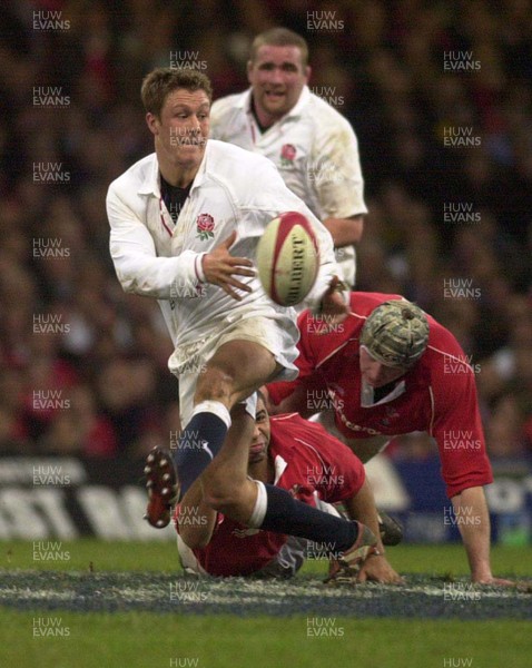 030201 - Wales v England - Six Nations - Jonny Wilkinson slips tackle by Colin Charvis