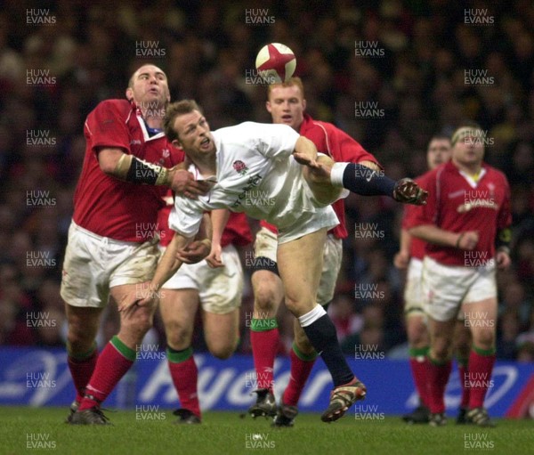 030201 - Wales v England - Six Nations - Matt Dawson juggles the ball watched by Scott Quinnell