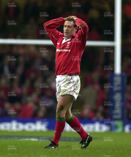 030201 - Wales v England - Six Nations - A distraught Alan Bateman leaves the field