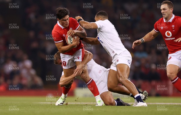 050823 - Wales v England - Vodafone Summer Series - Louis Rees-Zammit of Wales is tackled by Guy Porter and Joe Cokanasiga of England 