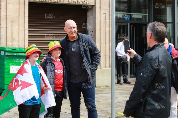 050823 - Wales v England - Summer Series - Ex Wales player Tom Shanklyn meets young supporters on Westgate Street