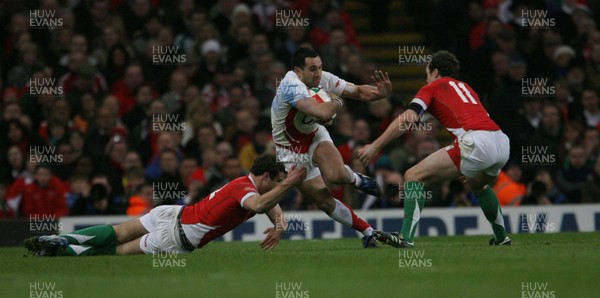 14.02.09  Wales v England... England's Riki Flutey is stopped by Jamie Roberts (lt) and Mark Jones. 