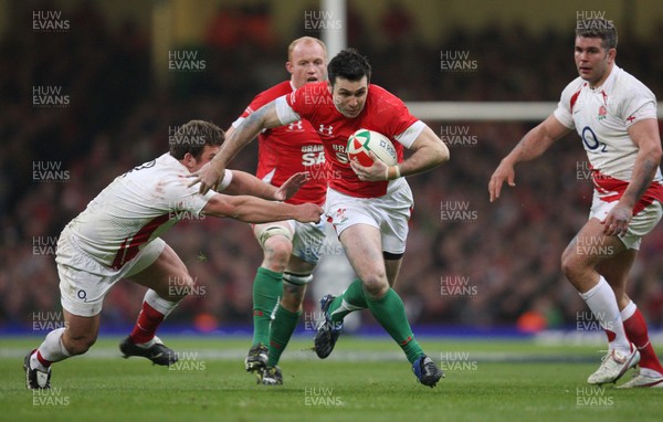 14.02.09 - Wales v England, RBS Six Nations 2009. - Wales' Stephen Jones breaks away from England's Lee Mears  