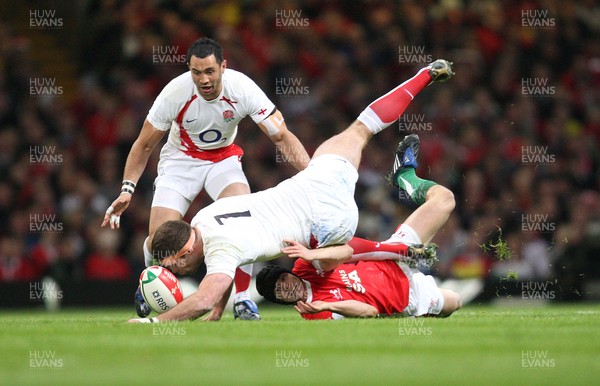 14.02.09 - Wales v England, RBS Six Nations 2009. - Wales' Leigh Halfpenny is beaten to the ball by England's Joe Worsley  