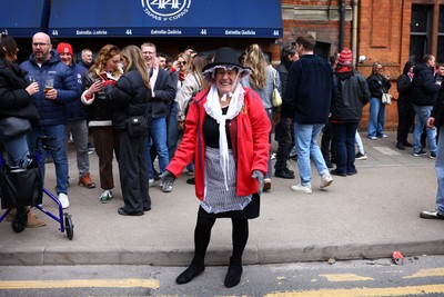 150325 - Wales v England - Guinness Six Nations - Fans on Westgate Street before the match