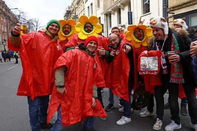 150325 - Wales v England - Guinness Six Nations - Fans on Westgate Street before the match