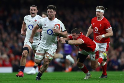 150325 - Wales v England - Guinness Six Nations - Tom Curry of England evades the tackle of Elliot Dee of Wales