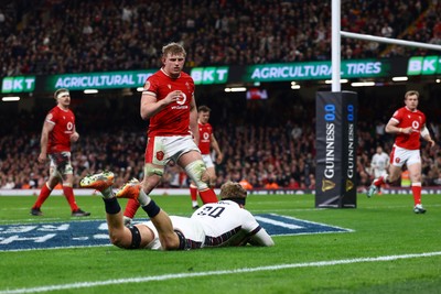 150325 - Wales v England - Guinness Six Nations - Henry Pollock of England scores his team's seventh try