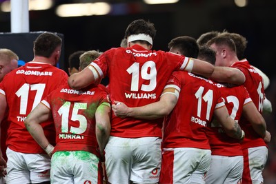 150325 - Wales v England - Guinness Six Nations - Teddy Williams of Wales and teammates huddle