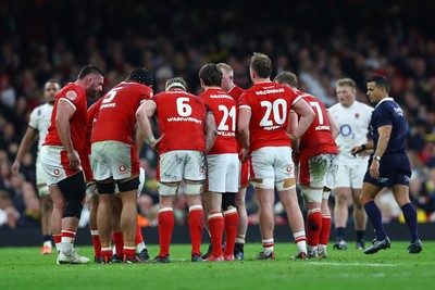 150325 - Wales v England - Guinness Six Nations - Aaron Wainwright of Wales and teammates huddle