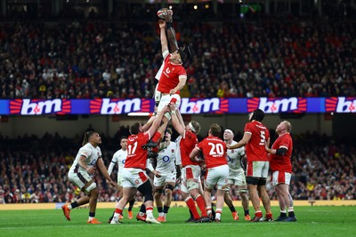 150325 - Wales v England - Guinness Six Nations - Teddy Williams of Wales battles for the ball in the lineout with Maro Itoje of England