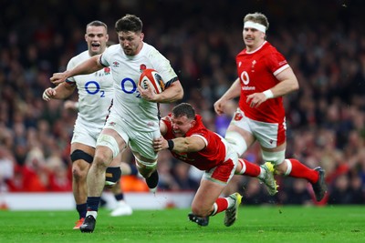 150325 - Wales v England - Guinness Six Nations - Tom Curry of England evades the tackle of Elliot Dee of Wales