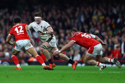 150325 - Wales v England - Guinness Six Nations - Tom Curry of England is challenged by Ben Thomas and Dewi Lake of Wales