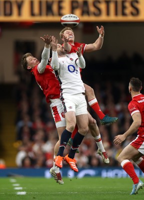 150325 - Wales v England - Guinness Six Nations Championship - Elliot Daly of England goes up for the ball with Ellis Mee and Blair Murray of Wales 