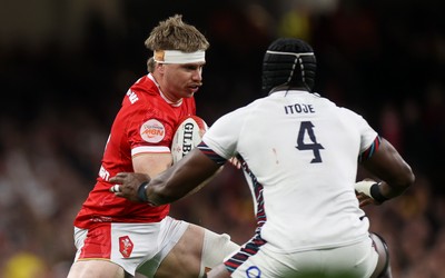 150325 - Wales v England - Guinness Six Nations Championship - Aaron Wainwright of Wales is challenged by Maro Itoje of England 